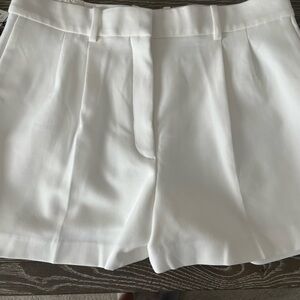 Aritzia Size 10 White Pleated Shorts